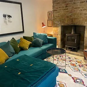 Holiday home Beautiful Victorian House, Sleeps 12, London