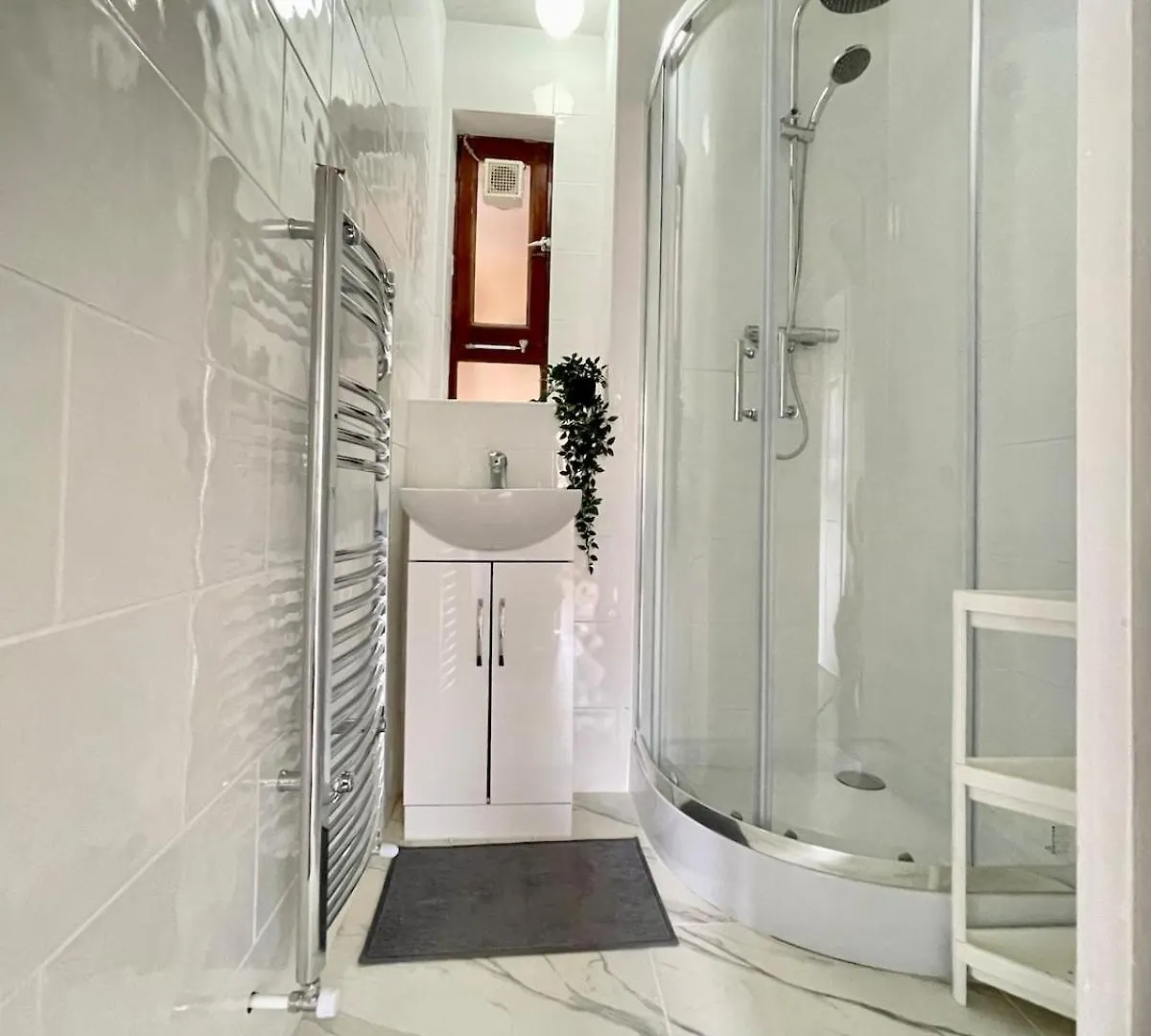 Colourful 4 Bedroom Property - Mile End - Central, Hammersmith & City And District Lines Londra Tatil Evi