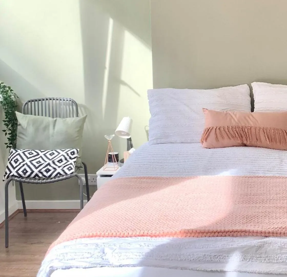 Colourful 4 Bedroom Property - Mile End - Central, Hammersmith & City And District Lines Londra 0*,  Birleşik Krallık