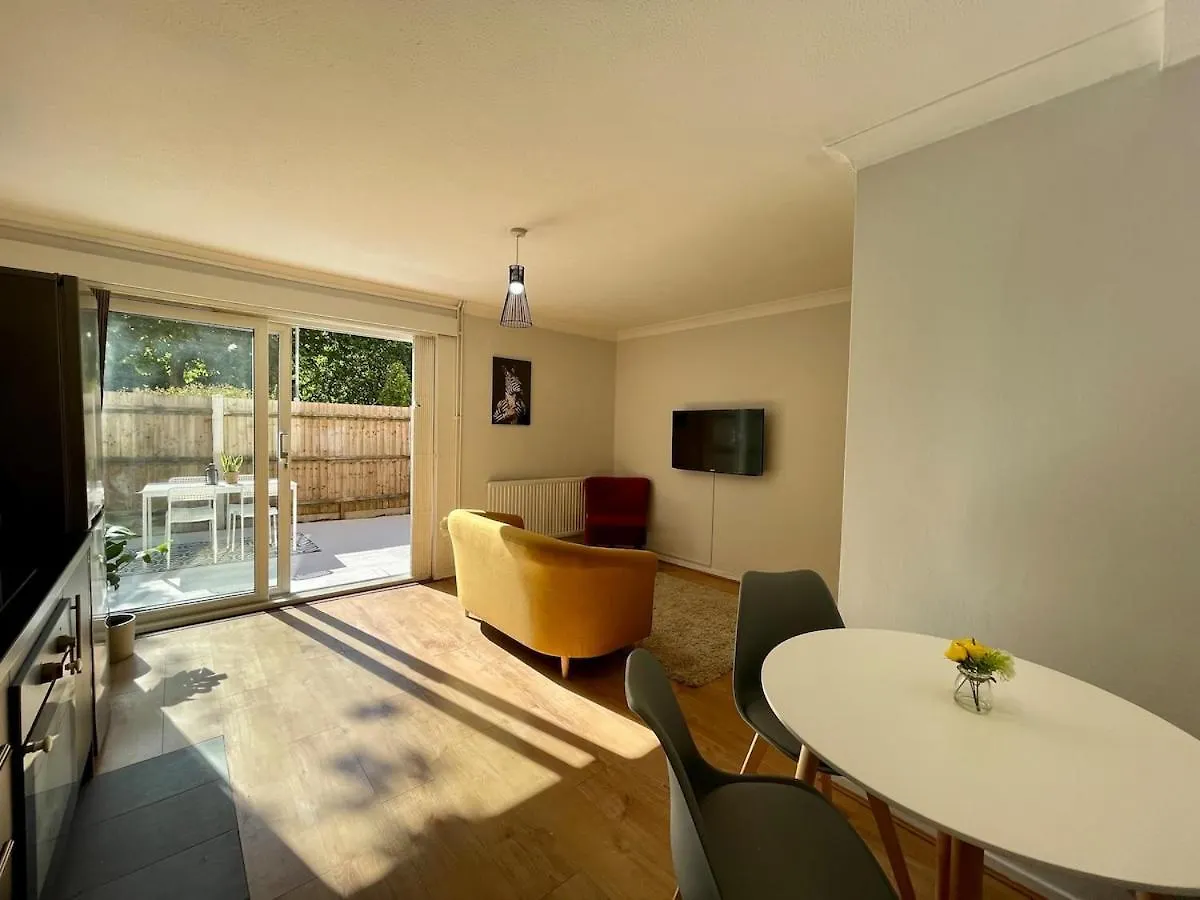 Tatil Evi Colourful 4 Bedroom Property - Mile End - Central, Hammersmith & City And District Lines Londra