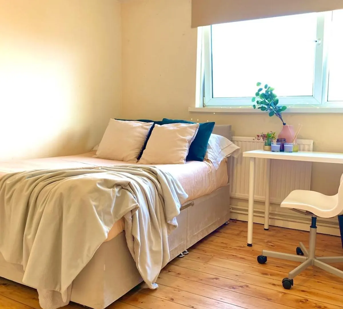 Colourful 4 Bedroom Property - Mile End - Central, Hammersmith & City And District Lines Londra