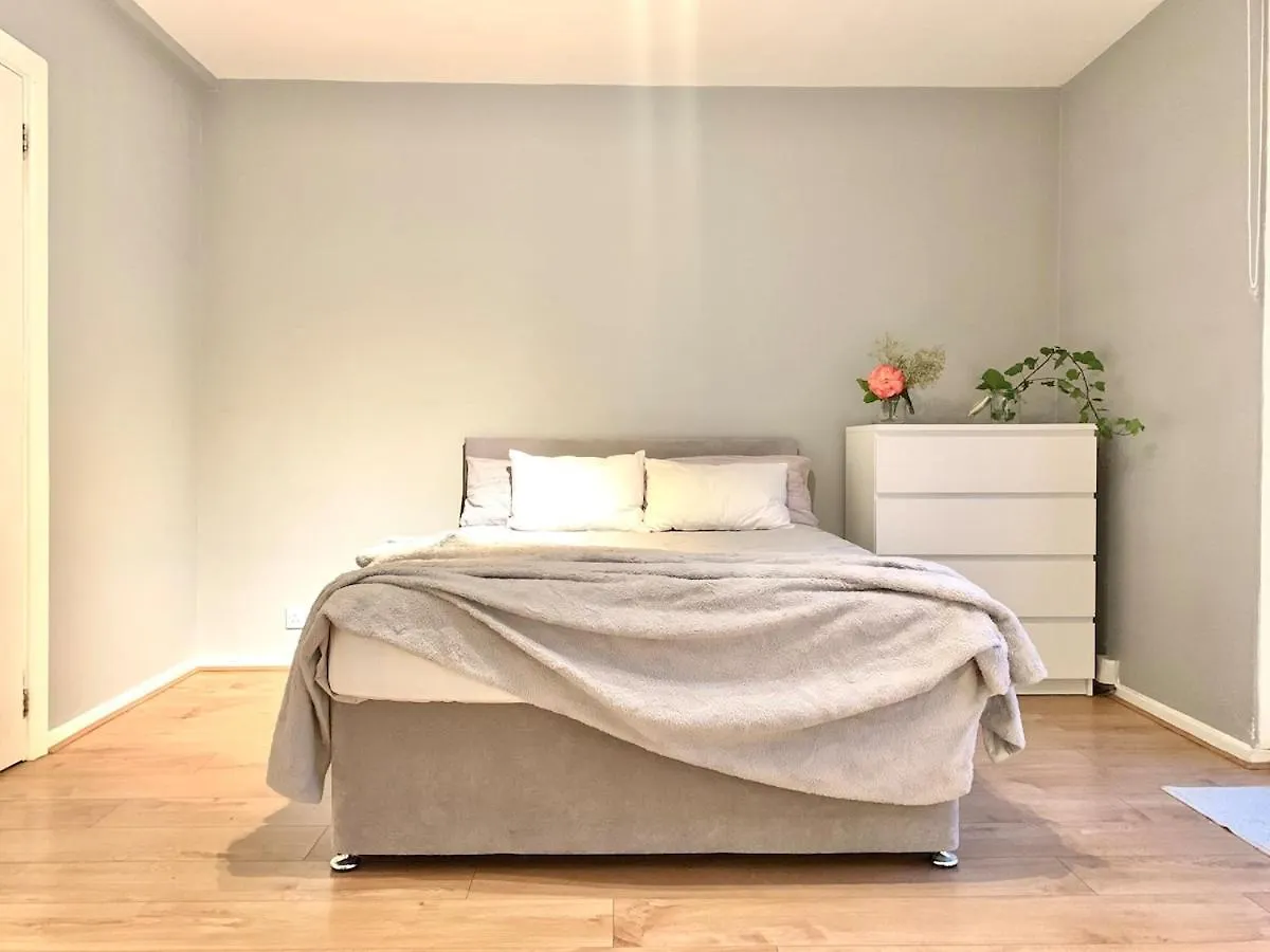 Colourful 4 Bedroom Property - Mile End - Central, Hammersmith & City And District Lines Londra 0*,  Birleşik Krallık