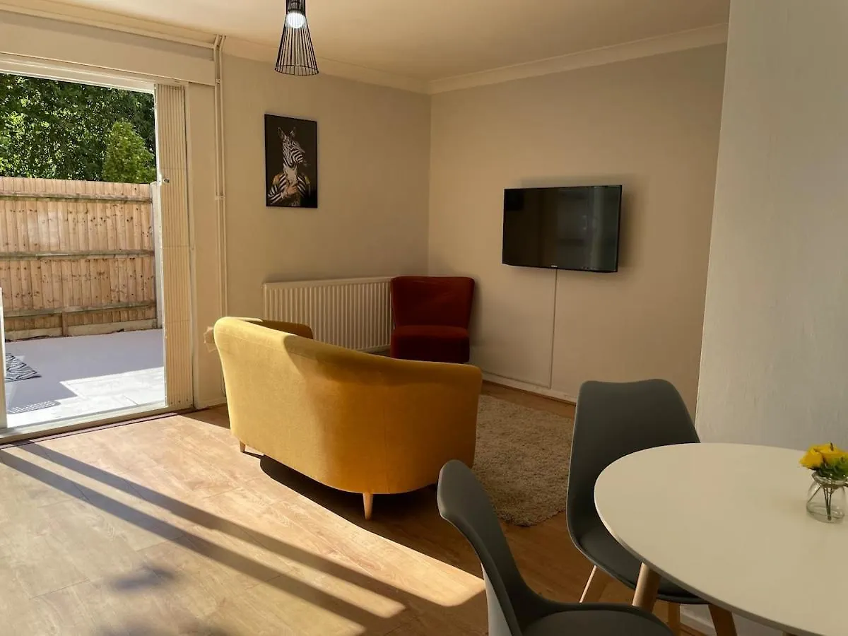Colourful 4 Bedroom Property - Mile End - Central, Hammersmith & City And District Lines Londra