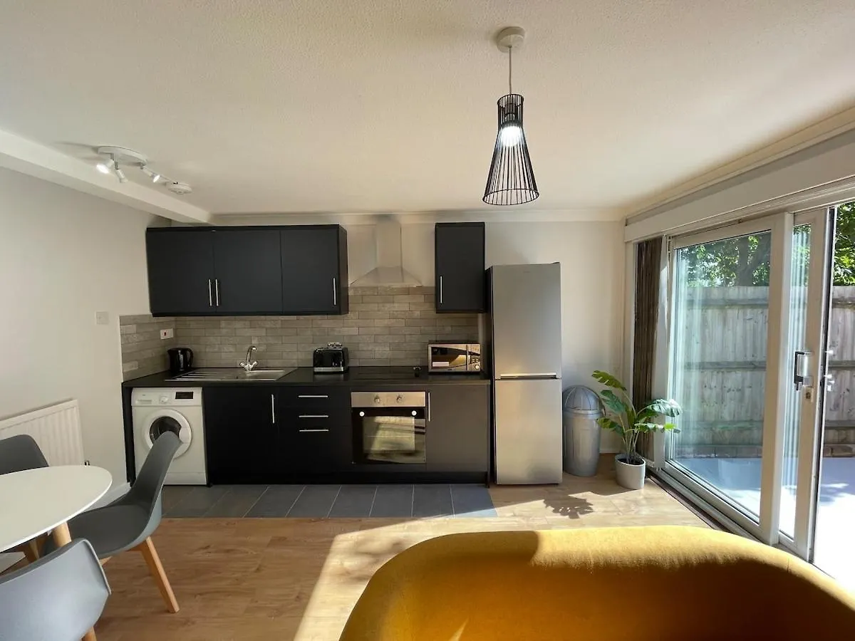 Nyaraló Colourful 4 Bedroom Property - Mile End - Central, Hammersmith & City And District Lines London